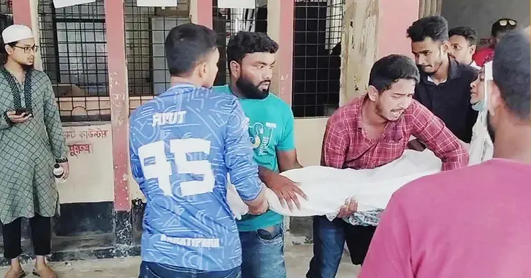 হাসপাতালে বৃদ্ধার মরদেহসহ স্বজনরা